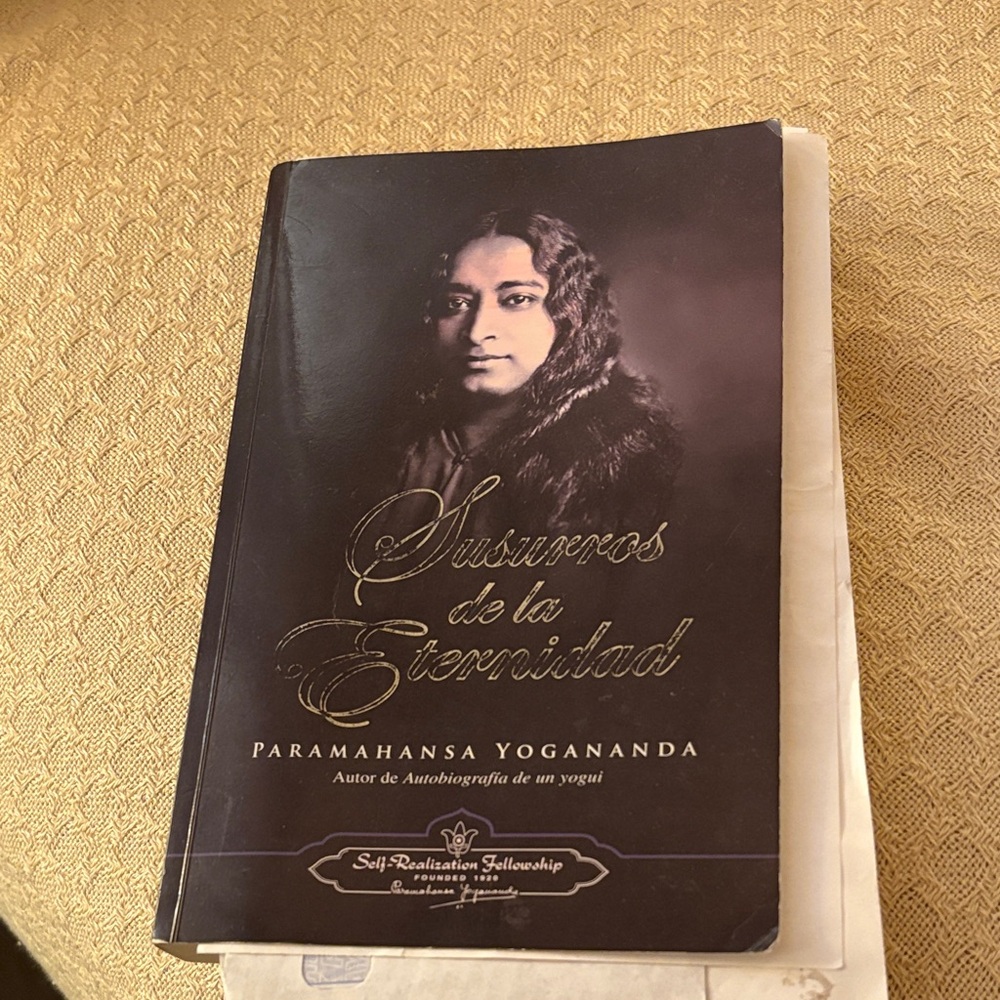 Susurros de la Eternidad Book by Paramahansa Yogananda